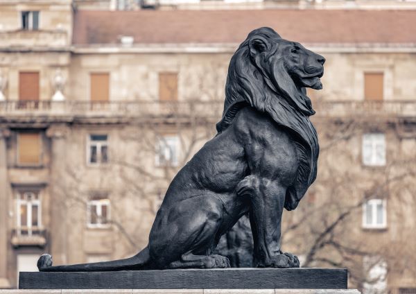 Oroszlánszobor az Országház főbejárata előtt